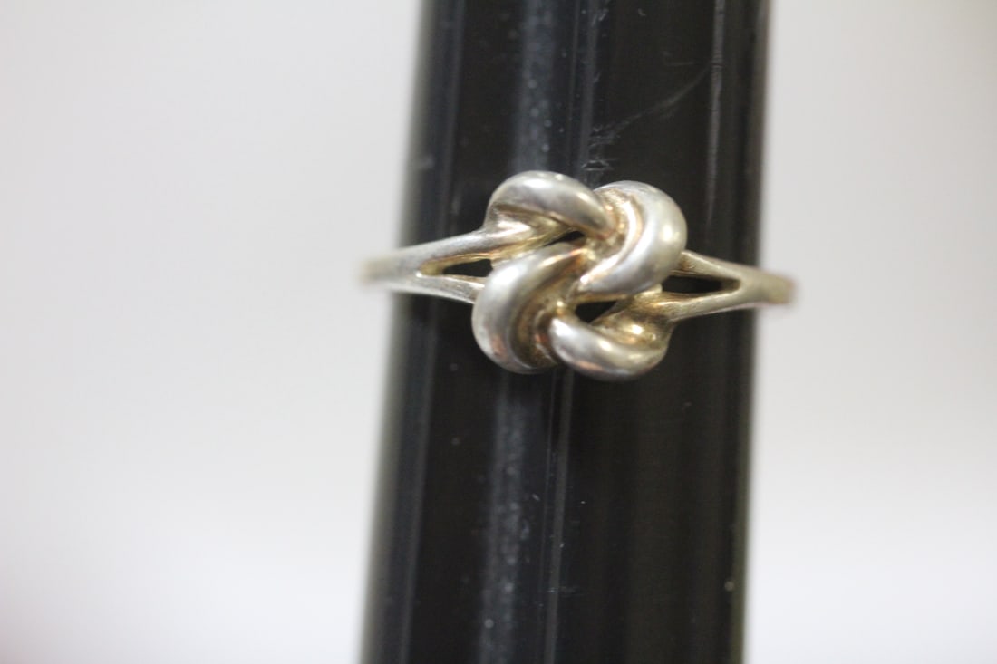 A Sterling Ring: as shown on photos