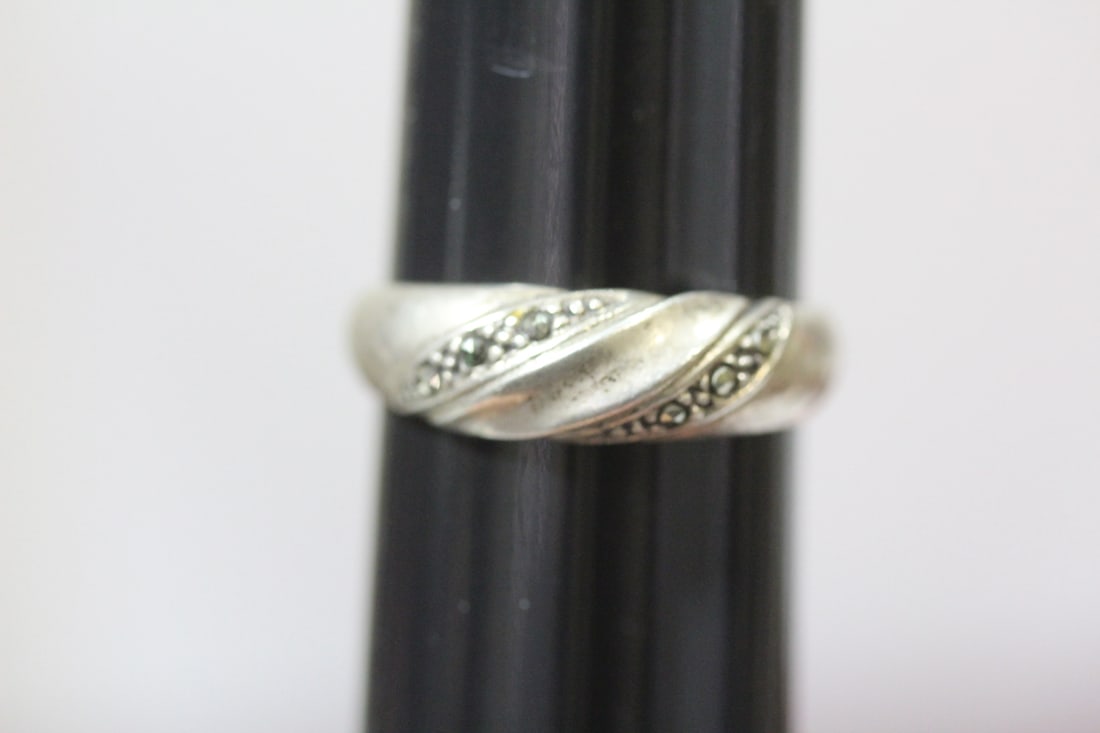 A Sterling Ring: as shown on photos