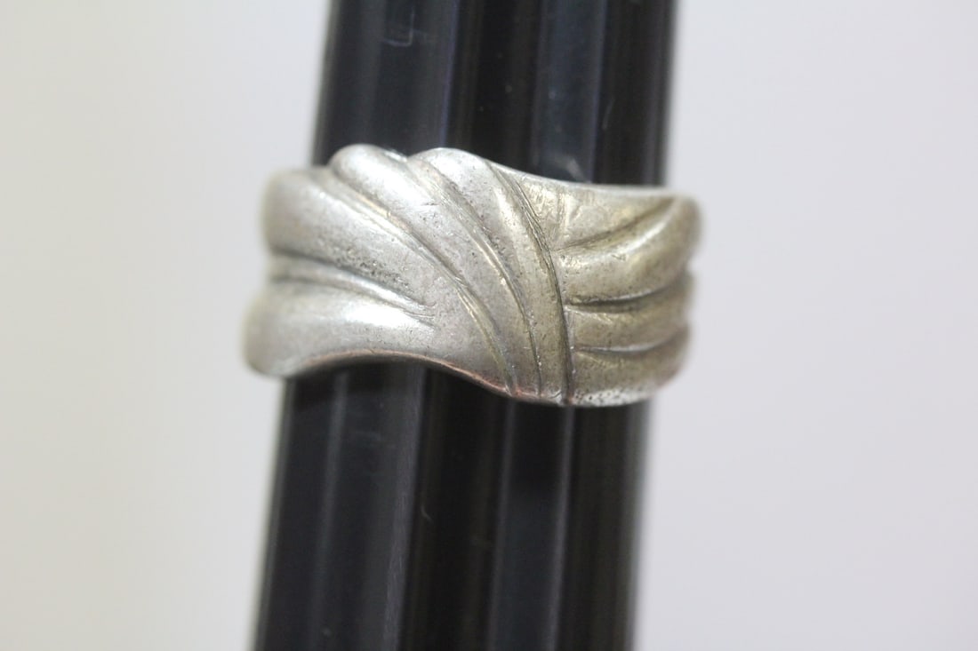 A Sterling Ring: as shown on photos