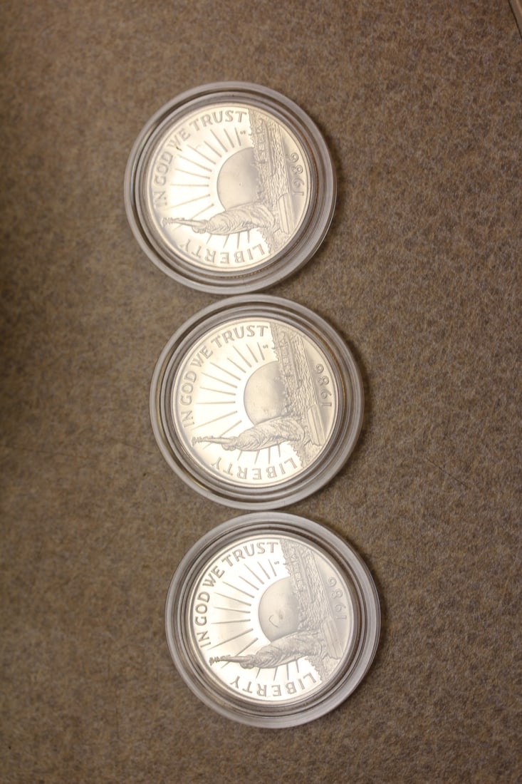 Lot of 3 1986 Liberty Half Dollars: clad