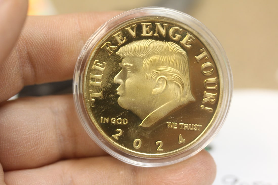 Commemorative Trump coin (1 of 2)