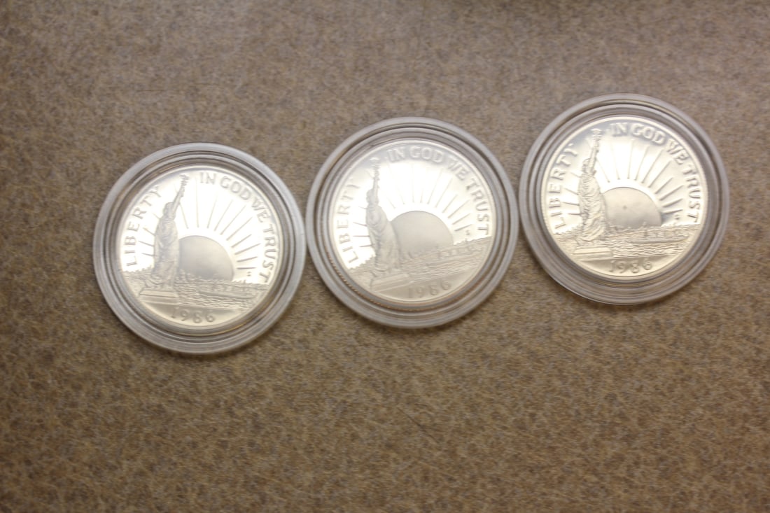 Lot of 3 1986 Liberty Half Dollars: clad