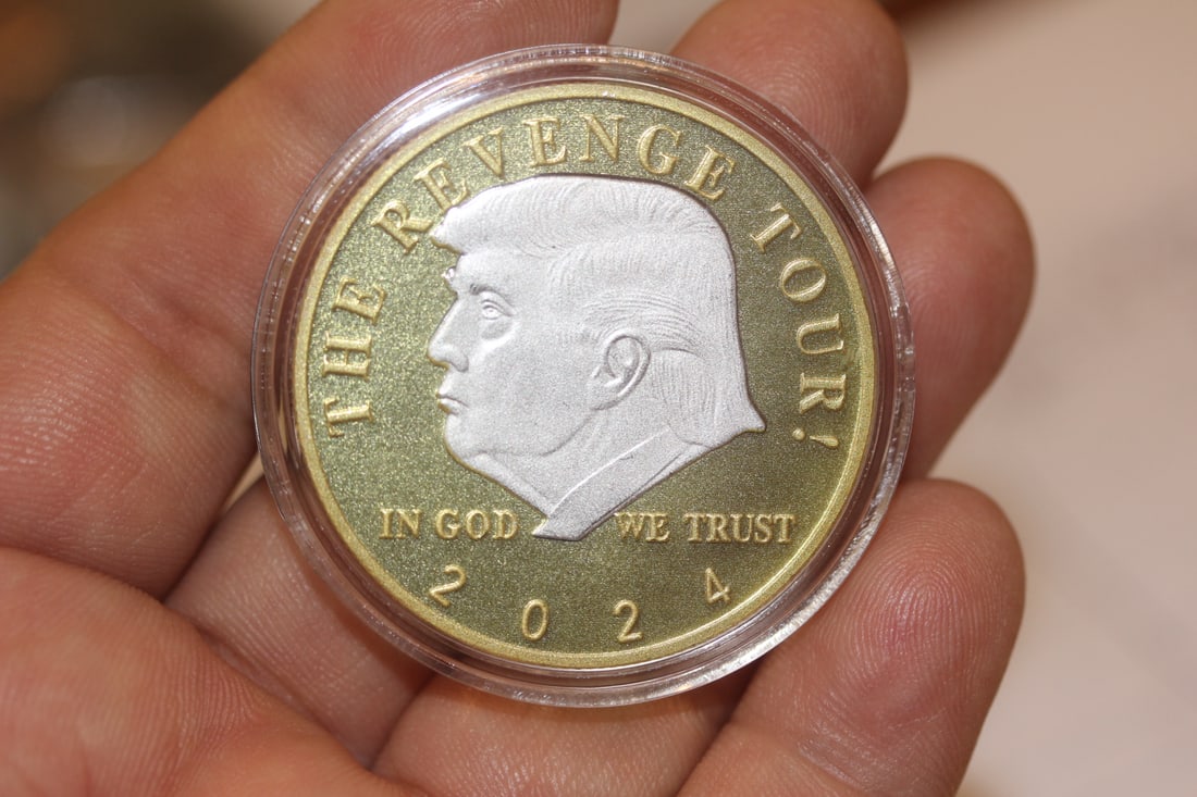 Commemorative Trump Coin 2024 (1 of 2)