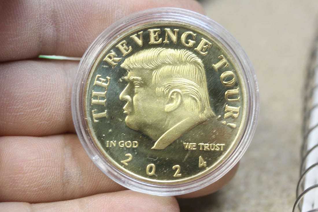 Commemorative Trump coin (1 of 2)