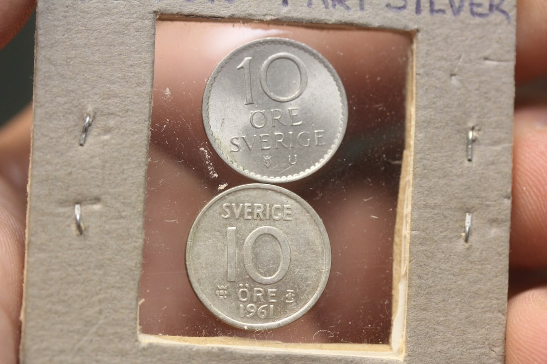 Lot of 2 Sweden Coins: the 1961 10 Ore is 40%