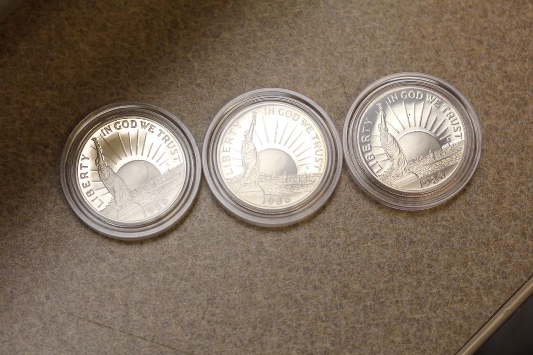 Lot of 3 1986 Liberty Half Dollars (1 of 2)