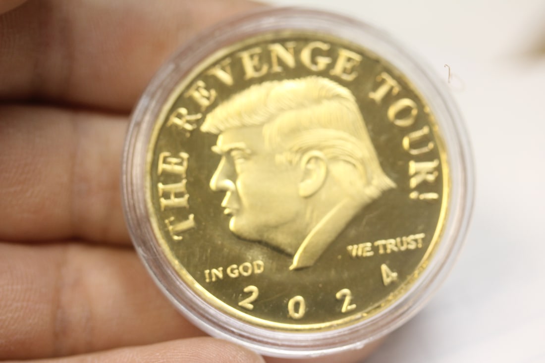 Commemorative Trump coin (1 of 2)