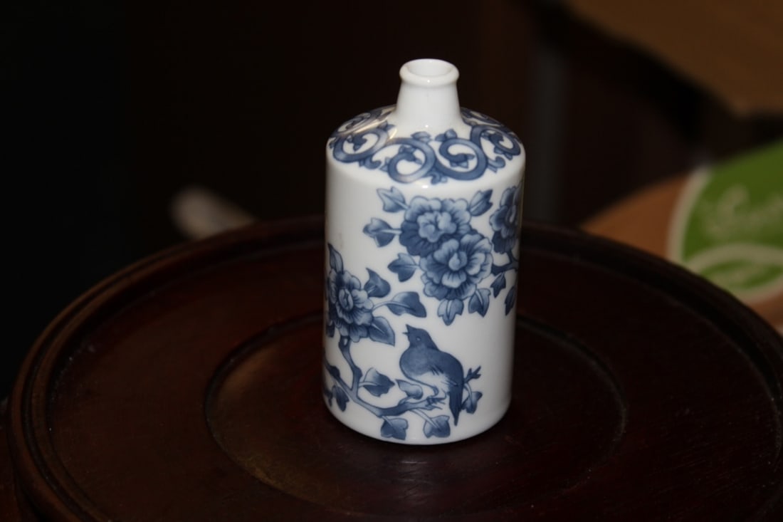 A Small Miniature Oriental Vase: 3 1/2" tall