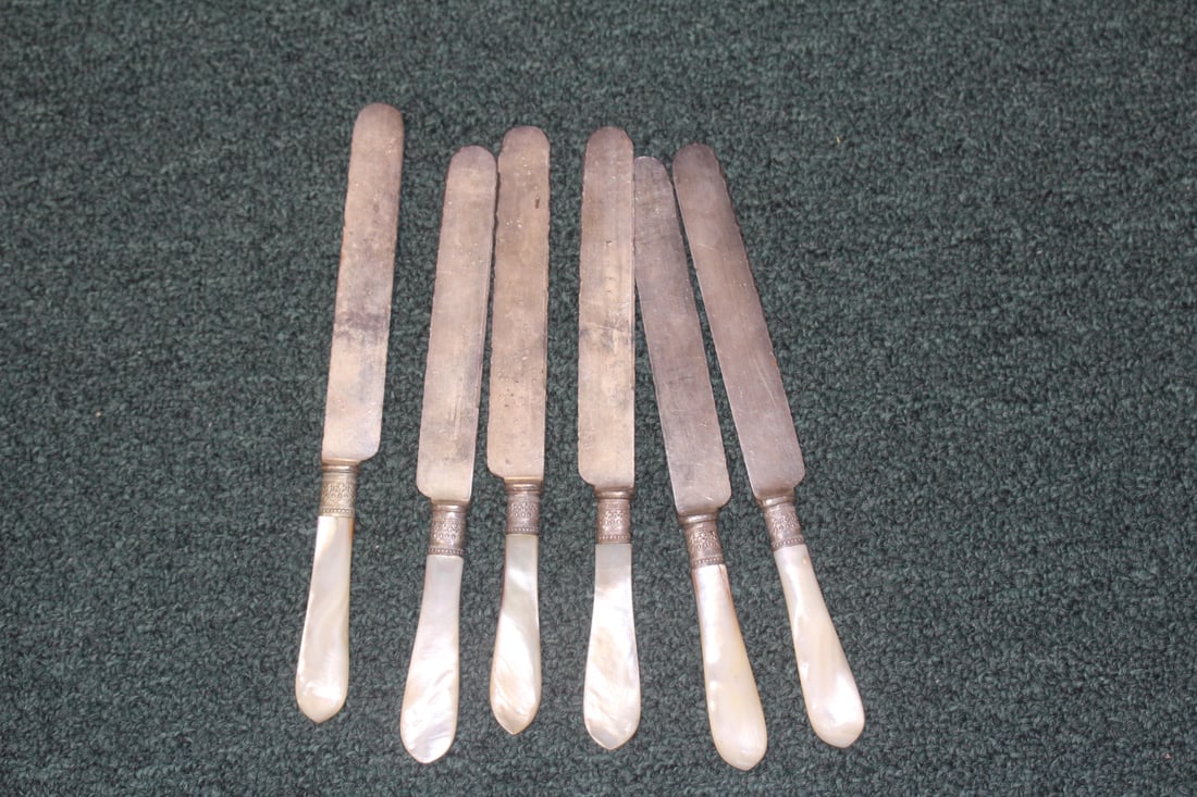 Set of 6 Mother of Pearl Butter Knives (1 of 6)