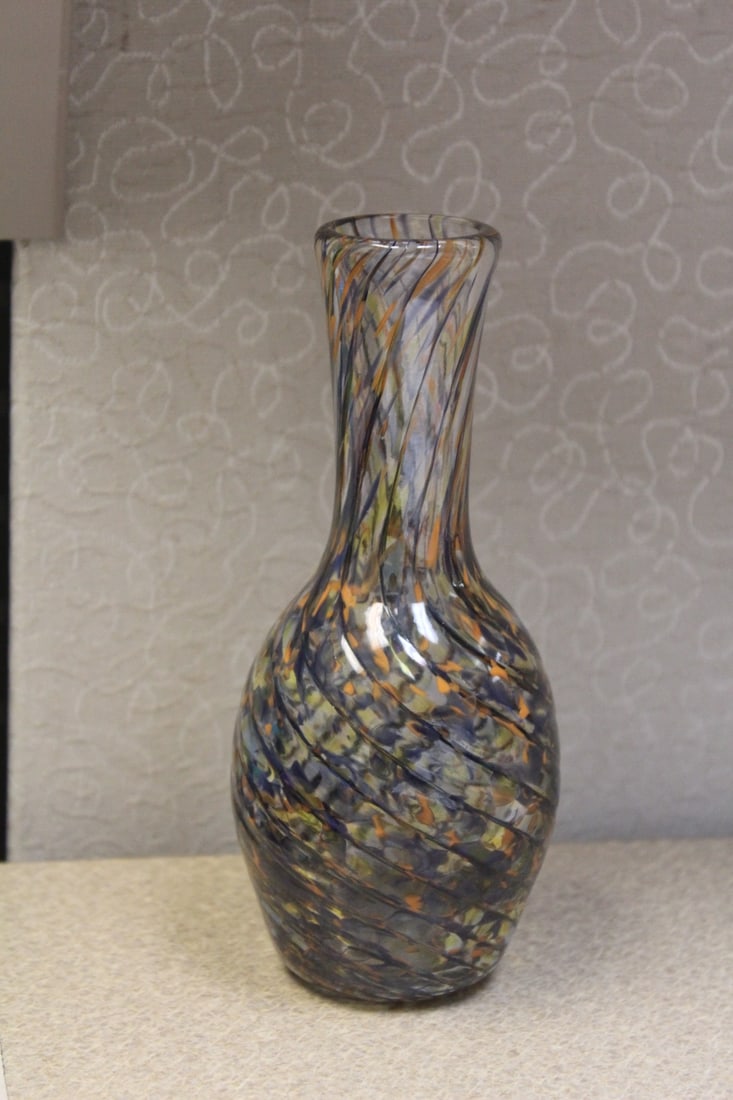 Signed Peter Hopkins Art Glass Vase: 6 1/4" tall