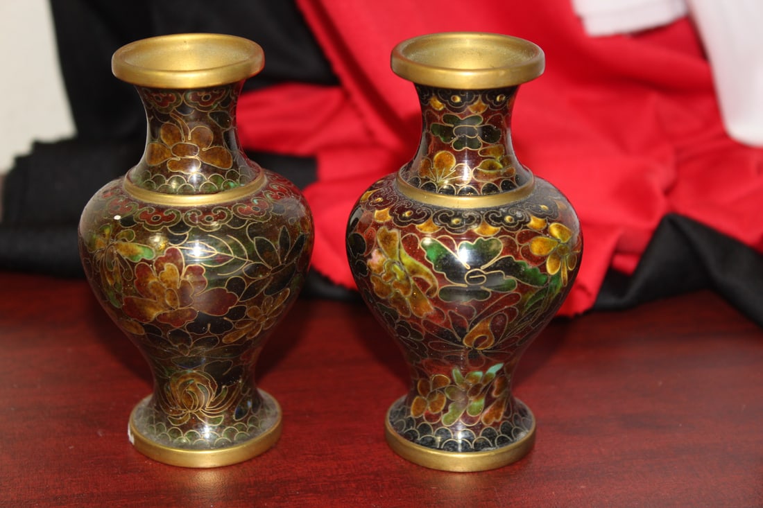 A Pair Of Chinese Cloisonne Small Vases: 4 1/4" tall