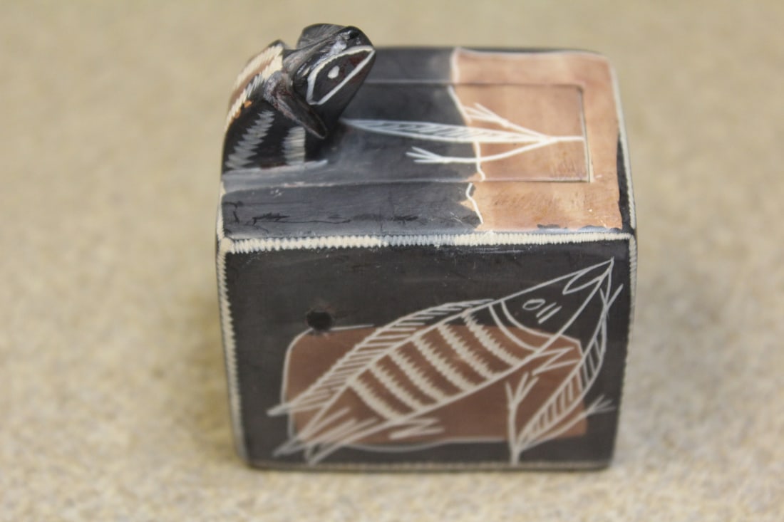 Inlaid Stone Box: with snake and frog - 2 1/8" across