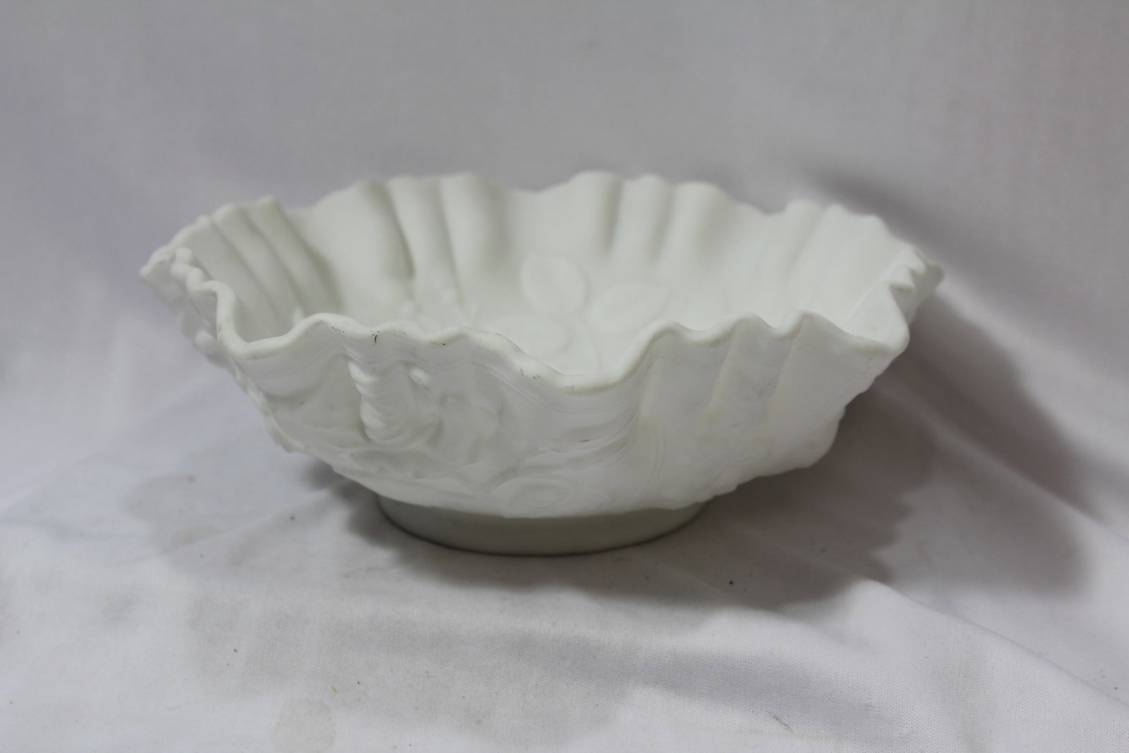 An Imperial Glass Bowl: 9" in diameter