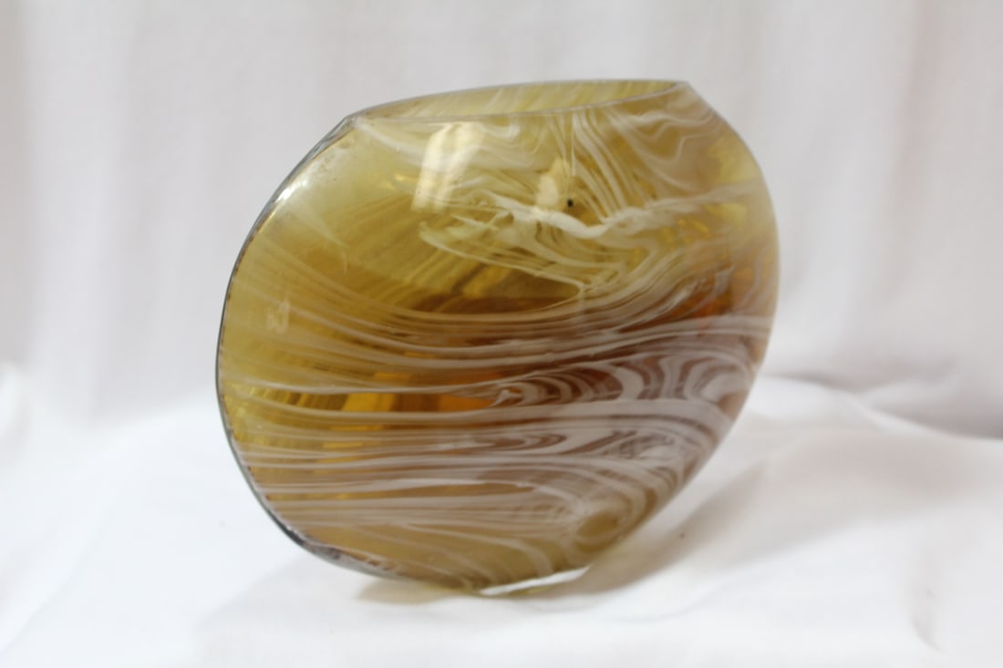An Art Glass Vase: 6 1/2" tall