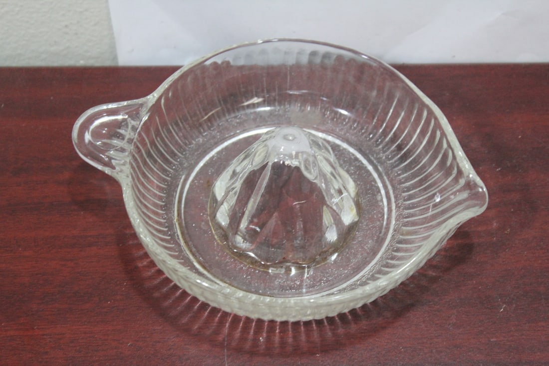 An Anchor Hawkings Glass Juicer: 7 7/8" across