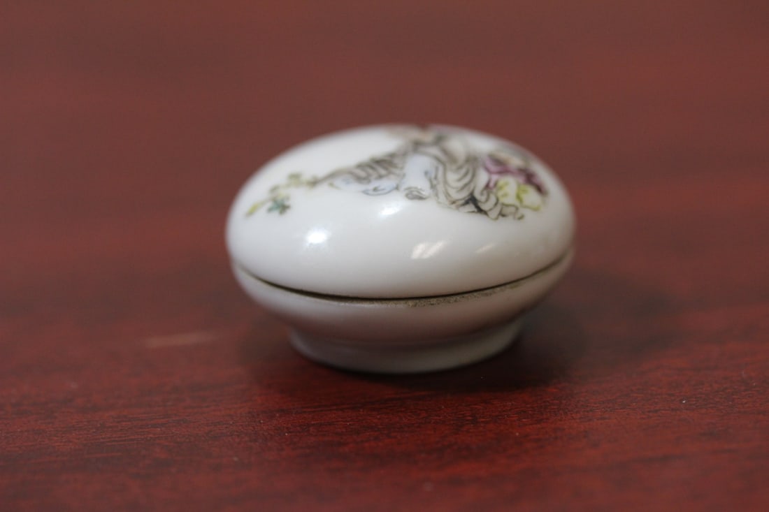 A Small Chinese Porcelain Box (1 of 5)