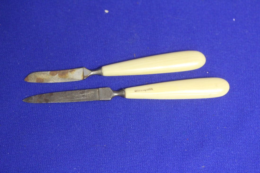 Loto f 2 Vintage Finger Nail Filer (1 of 2)