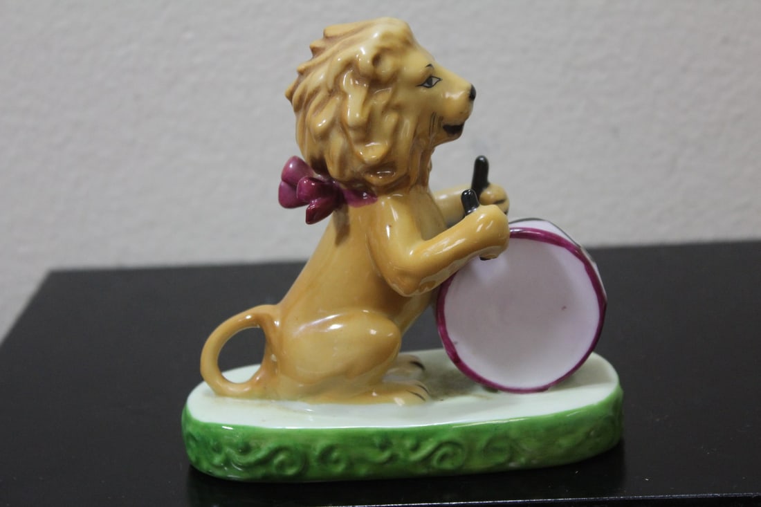 A Japanese Ceramic Lion (1 of 8)
