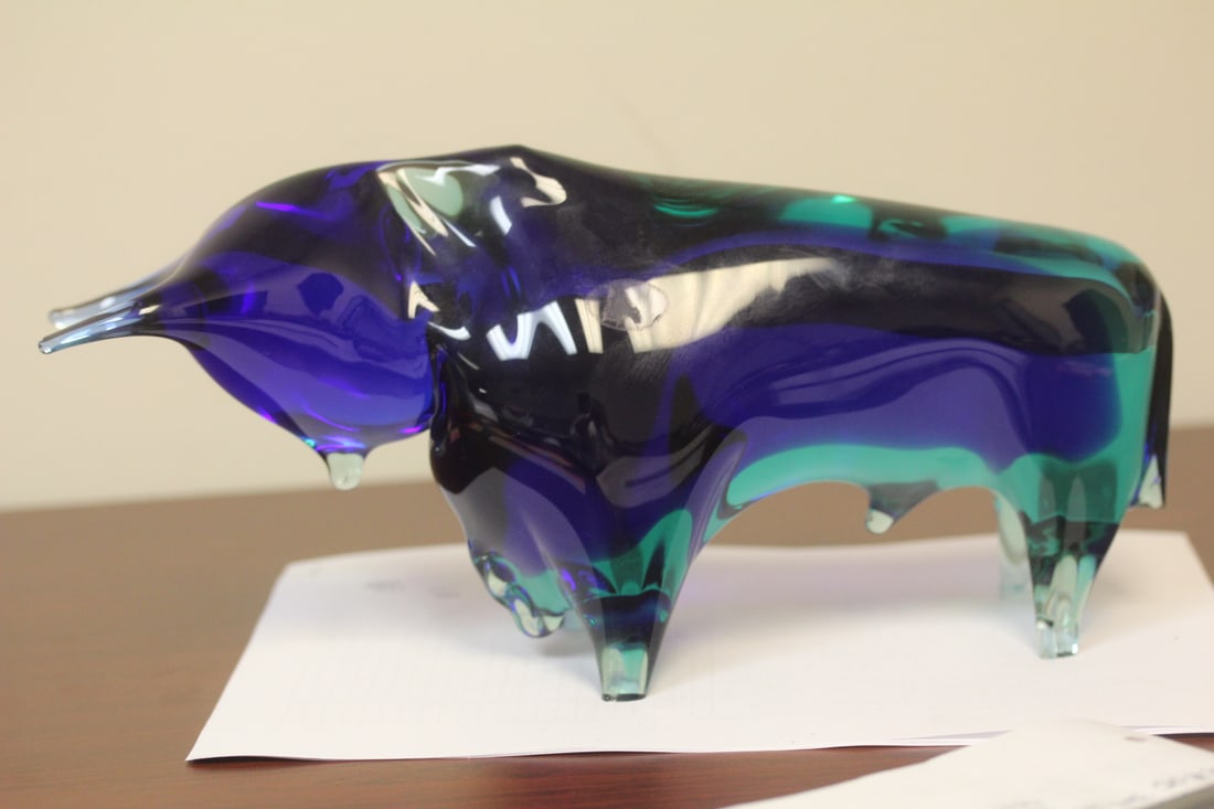 A Heavy Bohemian Artglass Bull: unmarked - please note: a couple of chips on the legs as shown - 11 1/2" across