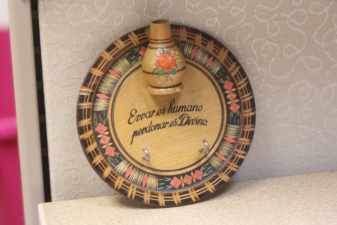 Wooden wall hanger: 5" in diameter