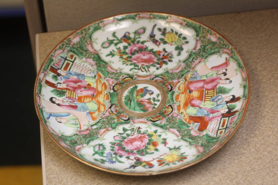 Rose medallion plate: Chinese , antique, 19th century, 8" in diameter