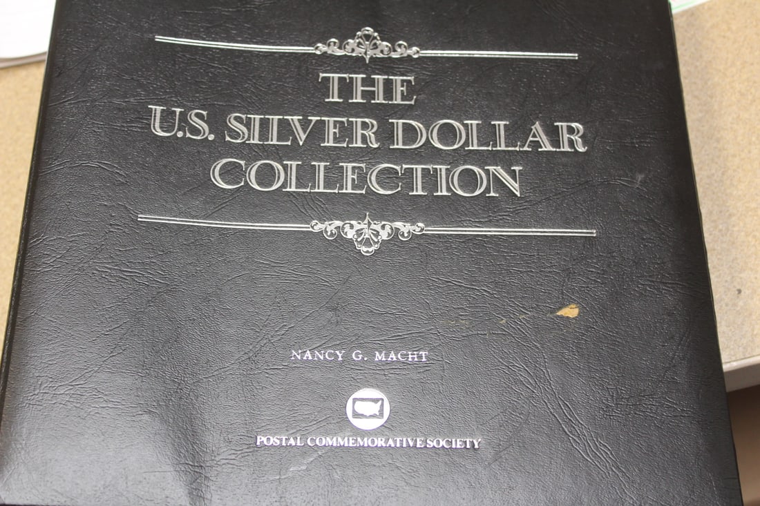 The US Silver Dollar Collection: 35 pieces - contains US silver dollars - to include Morgan silver dollars 1878-1892, 1894, 1896-1904 - Peace dollars 1921-1928, 1934, 1935 - each dollar with stamped card commemorating and event of th