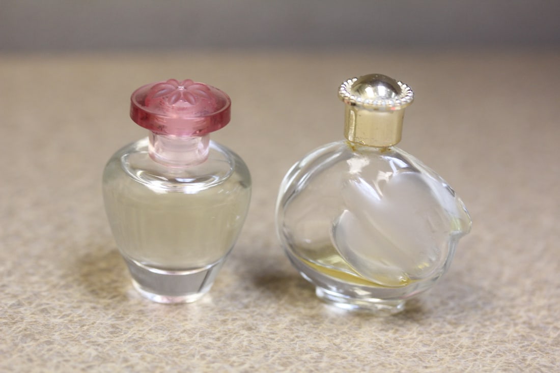 lot of 2 mini perfume: one is full the other is almost empty, makers unknown