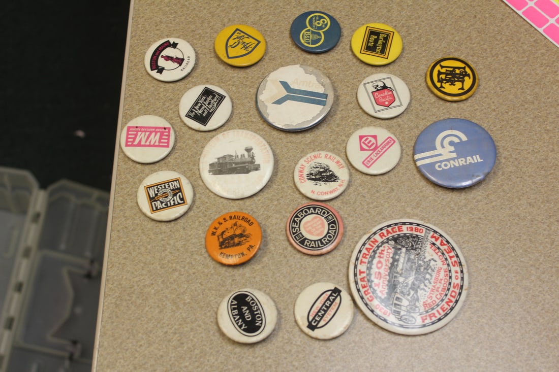 Lot of Vintage Railroad Pins and Buttons: verious sizes