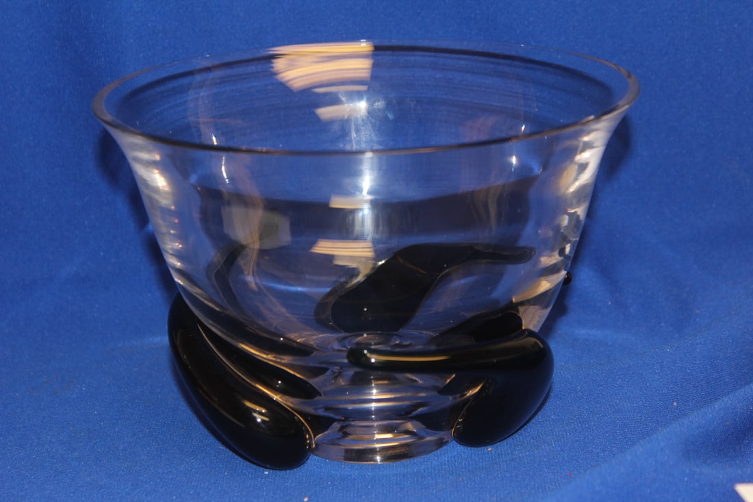 A Well Made Artglass Vase: 7 5/8" in diameter