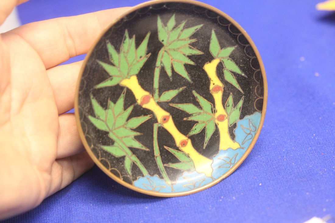 Vintage Chinese Cloisonne Dish: 3 3/4" in diameter