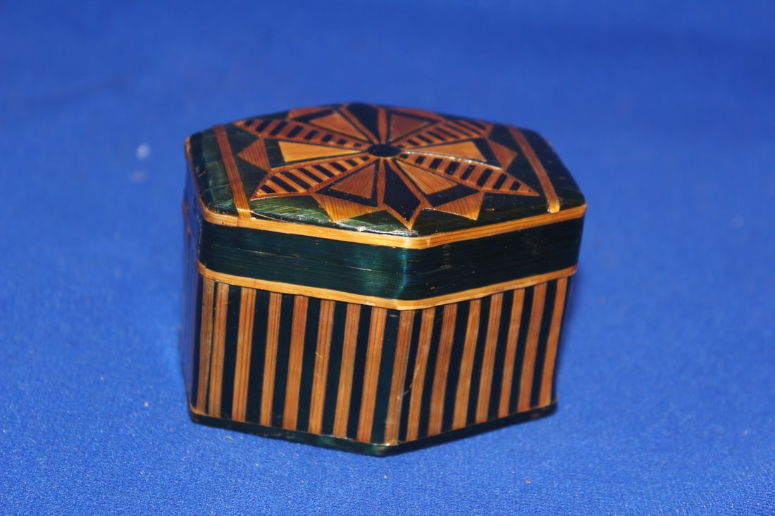Inlaid Papermache Trinket Box: very well done - 3 inches long