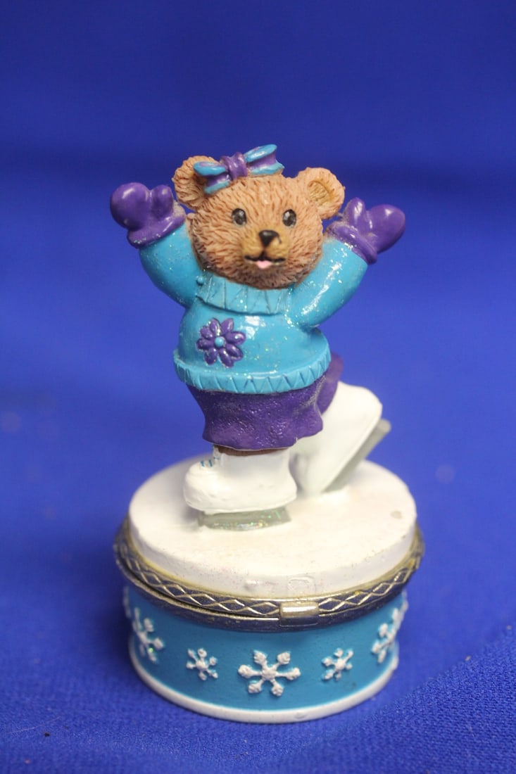 1999 Claire's Resin Trinket Box: 3 3/4" tall