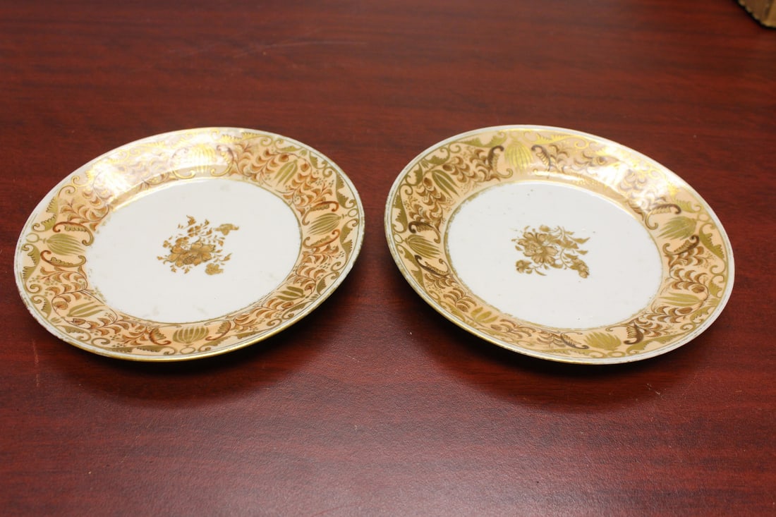 A Pair of Chinese Export Plates: most likely bread plates - 6 1/8" in diameter - 18th/19th century