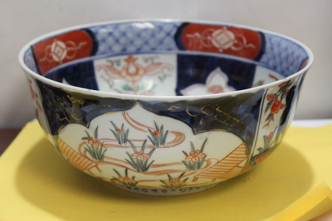 An Antique Japanese Imari Bowl: 8 7/8" in diameter - 19th century