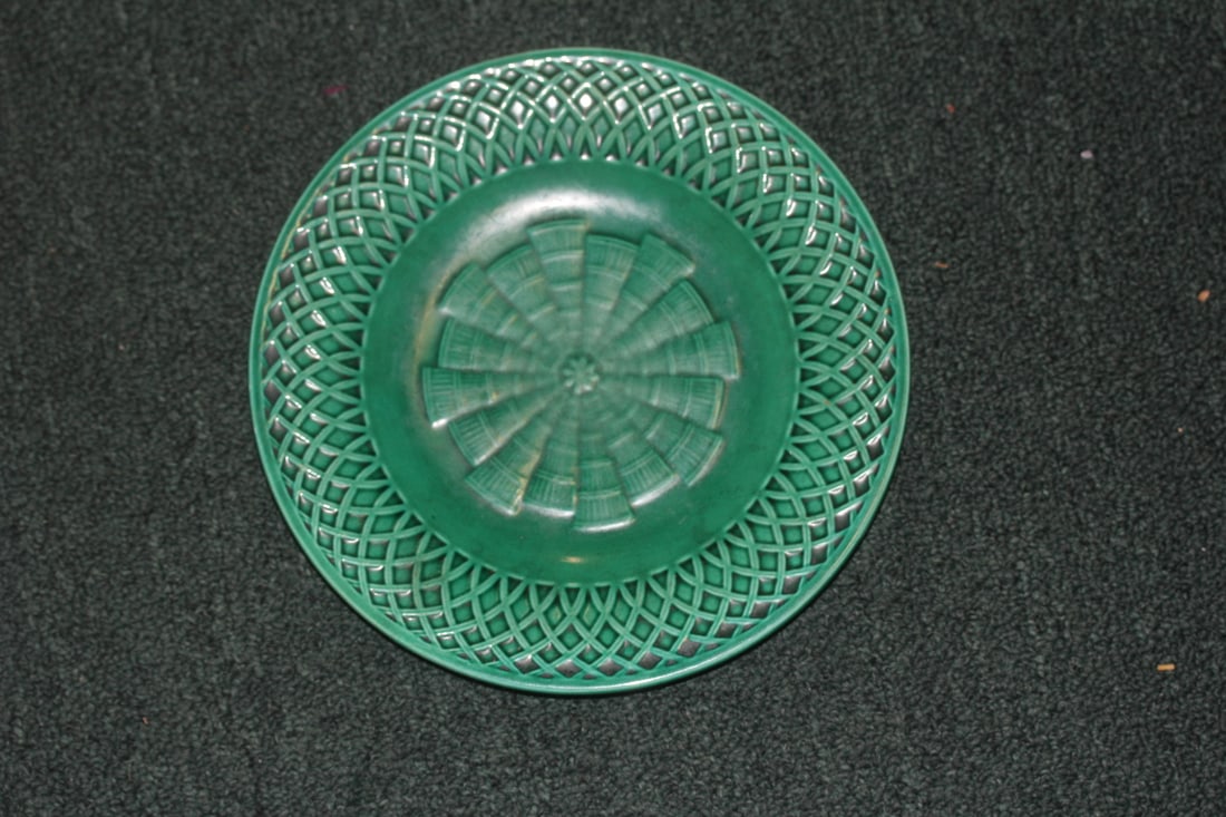 English Minton Majolica Plate: 19th century - 9 1/4" in diameter - rare pattern
