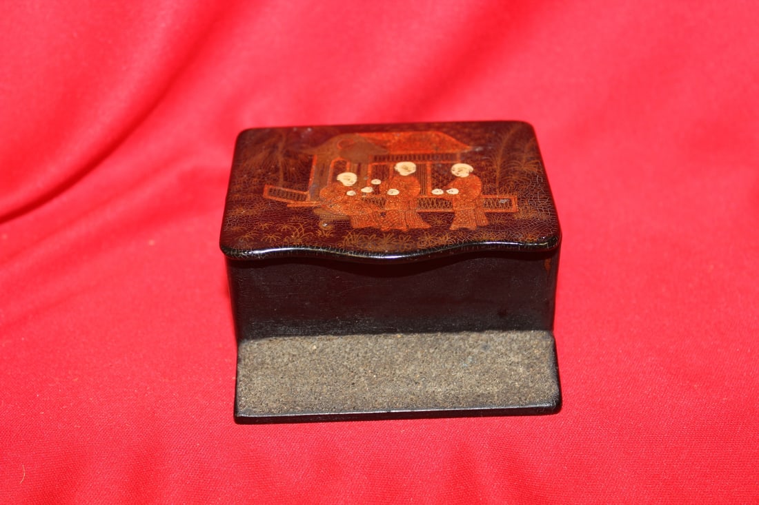 A Chinese Export Lacquer Box: 19th century - 3 1/2" x 1 3/4" in height