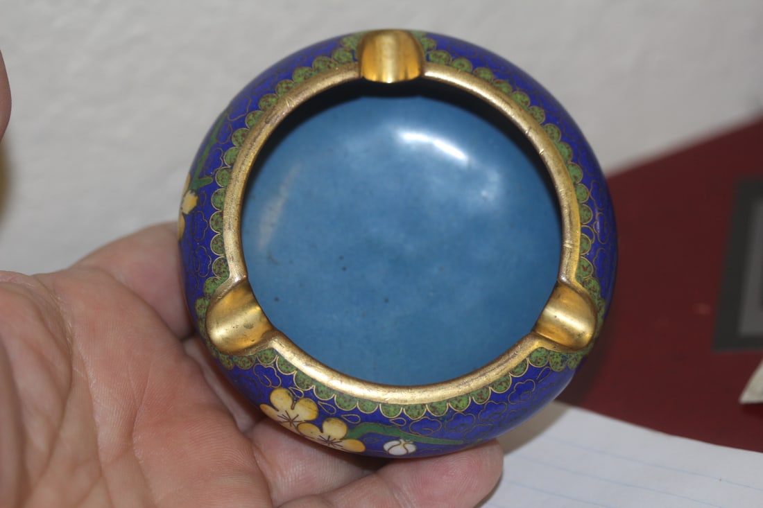 Antique Chinese Cloisonne Ashtray: 3 1/4" in diameter