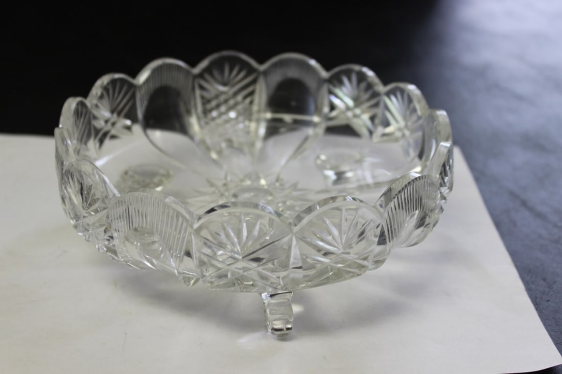 A Cut Glass Footed Bowl: 7 inches in diameter