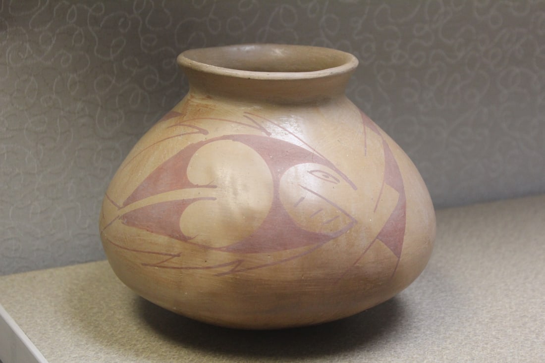 Antique Native American Pot: 6 inches tall