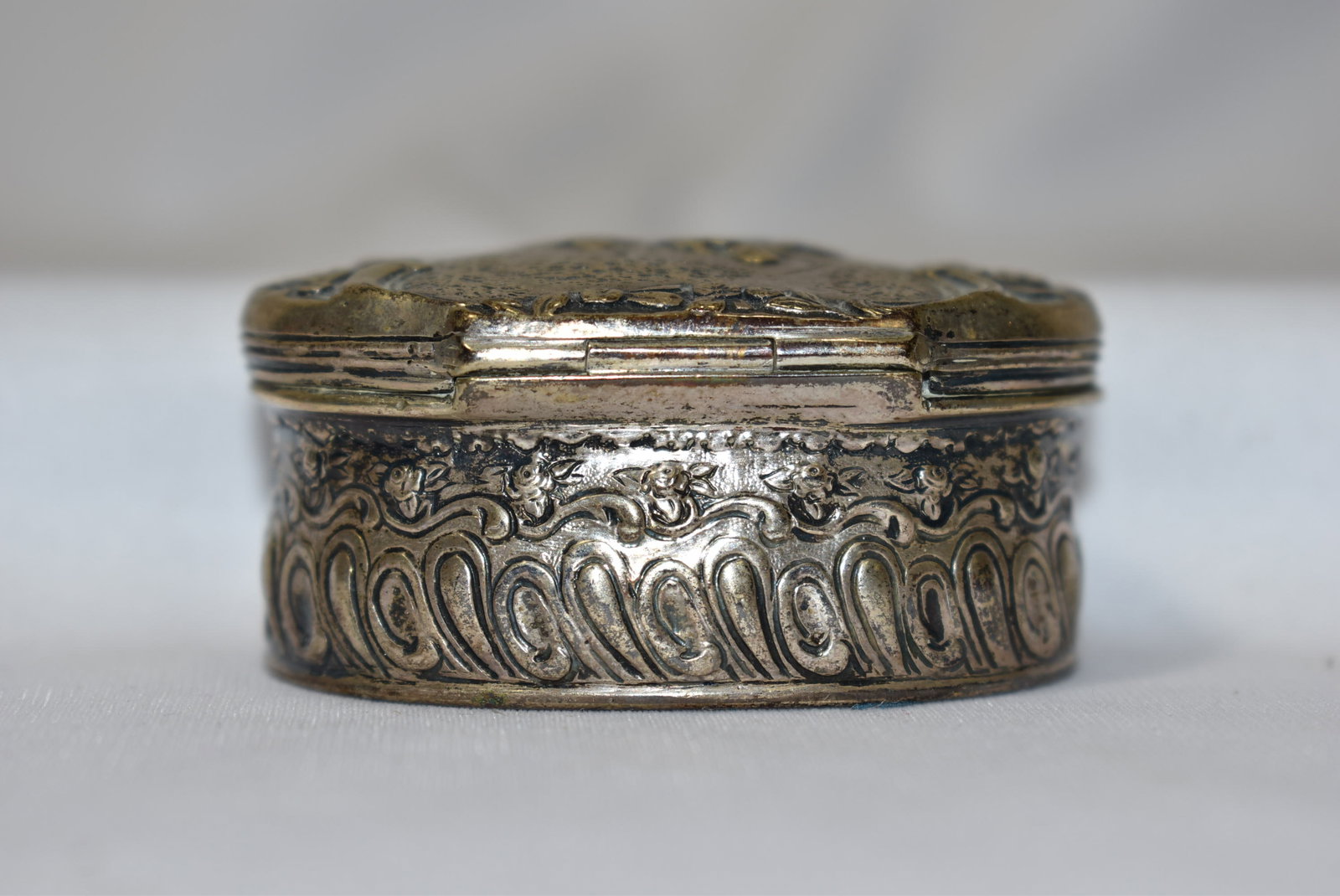 A Sterling Silver Repousse Snuff Box - 5