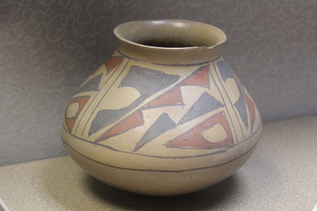 Antique Native American Pot: please check images for conditioning - 6 inches tall