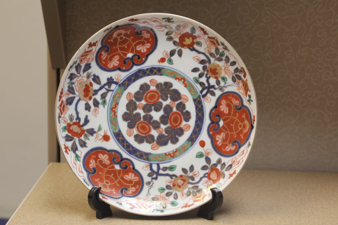 Signed Japanese Imari Plate: 19th century - 9 1/2" in diameter
