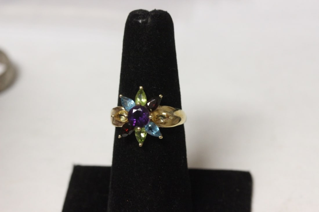 A 10 Kt Yellow Gold and Gemstone Ring: size 8 - marked 10kt