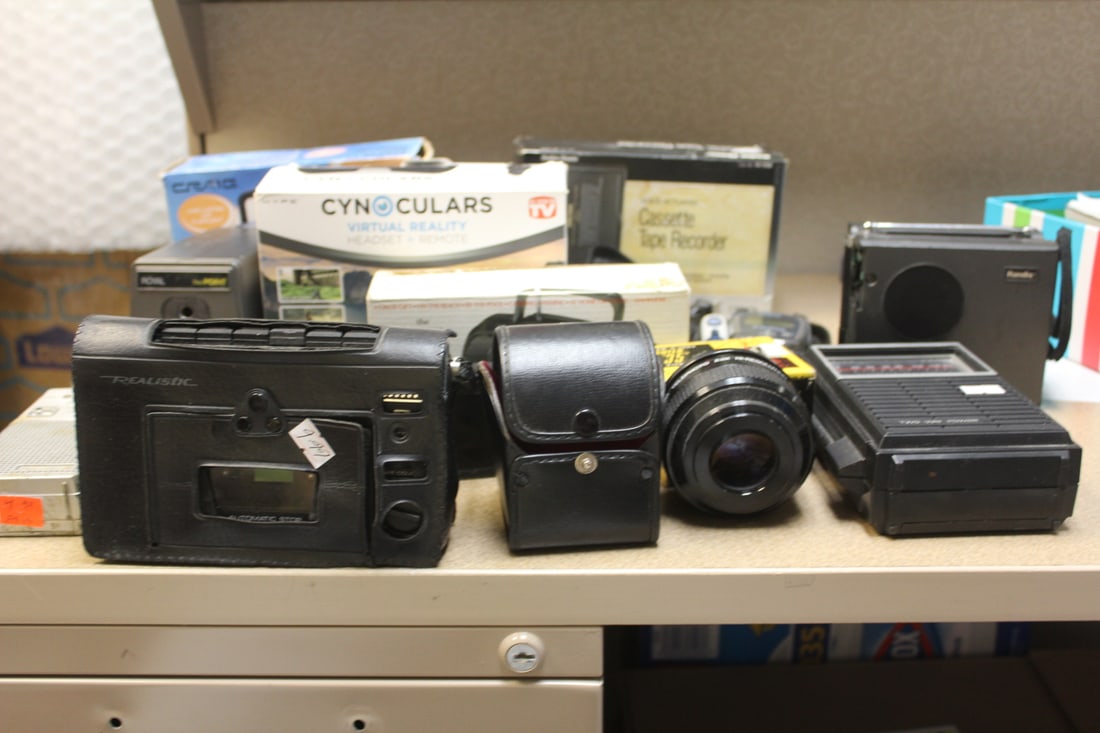 Lot of Electronic Items: to include radio, lens, casette player etc - not tested to see if it works or not