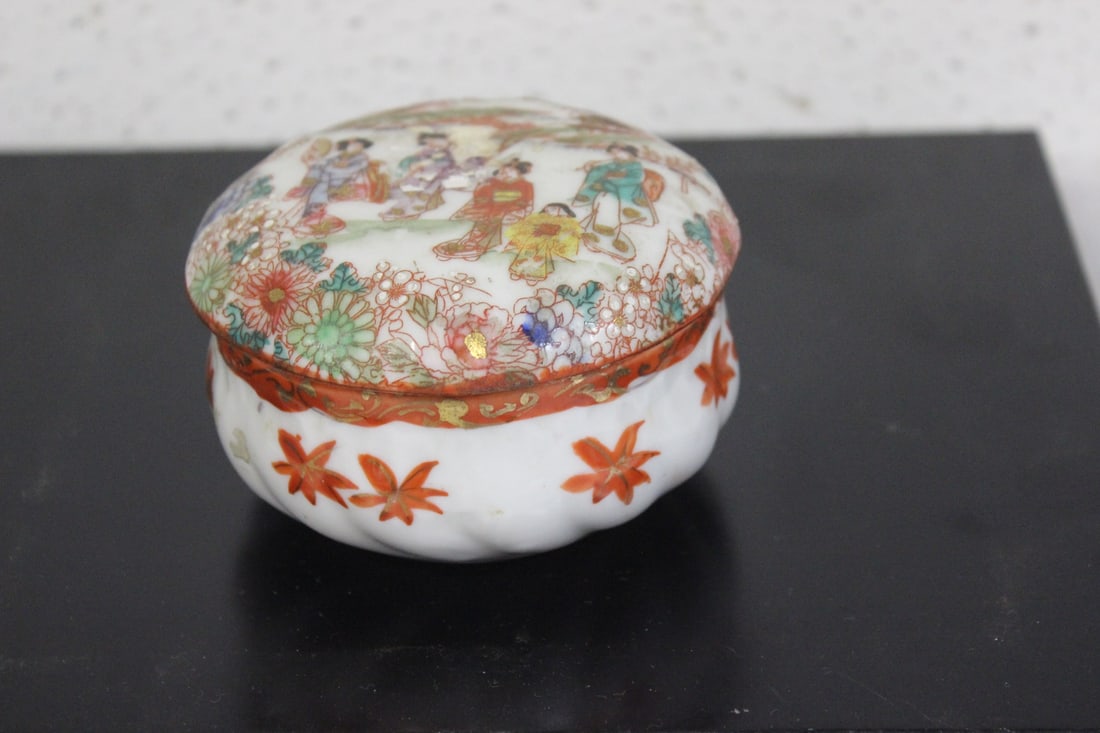 A Japanese Kutani Trinket Box: 3 7/8" in diameter