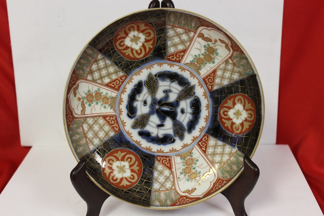 A 19th Century Imari Plate: 7 1/4" in diameter