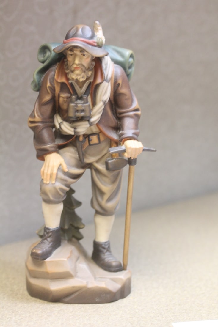 Well Carved Holzschnitzerei Figurine: 8" tall - rare