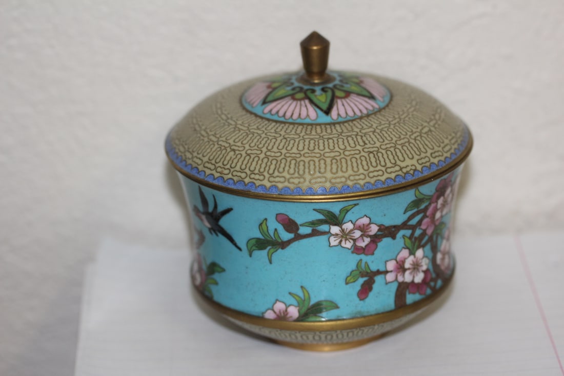Chinese Cloisonne Bowl: with lid - very beautiful design - 5 inches tall