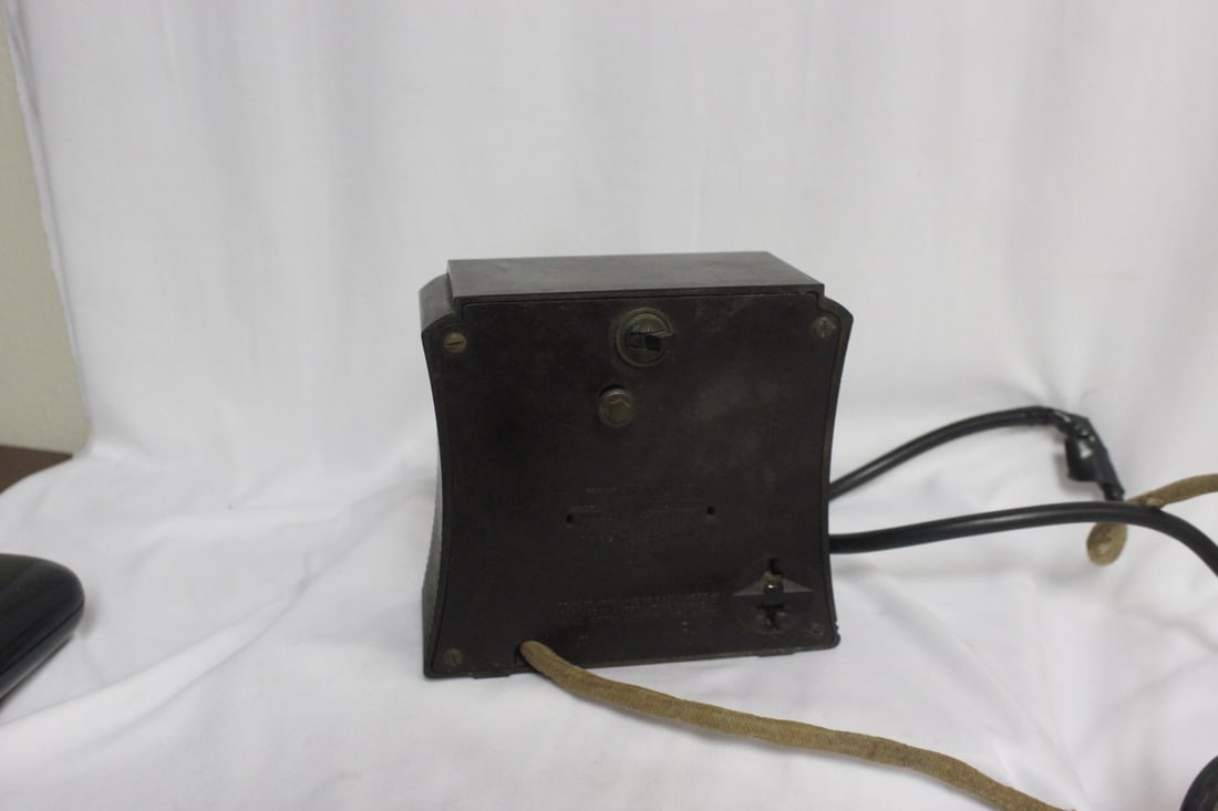 A Vintage Bakelite Clock - 4