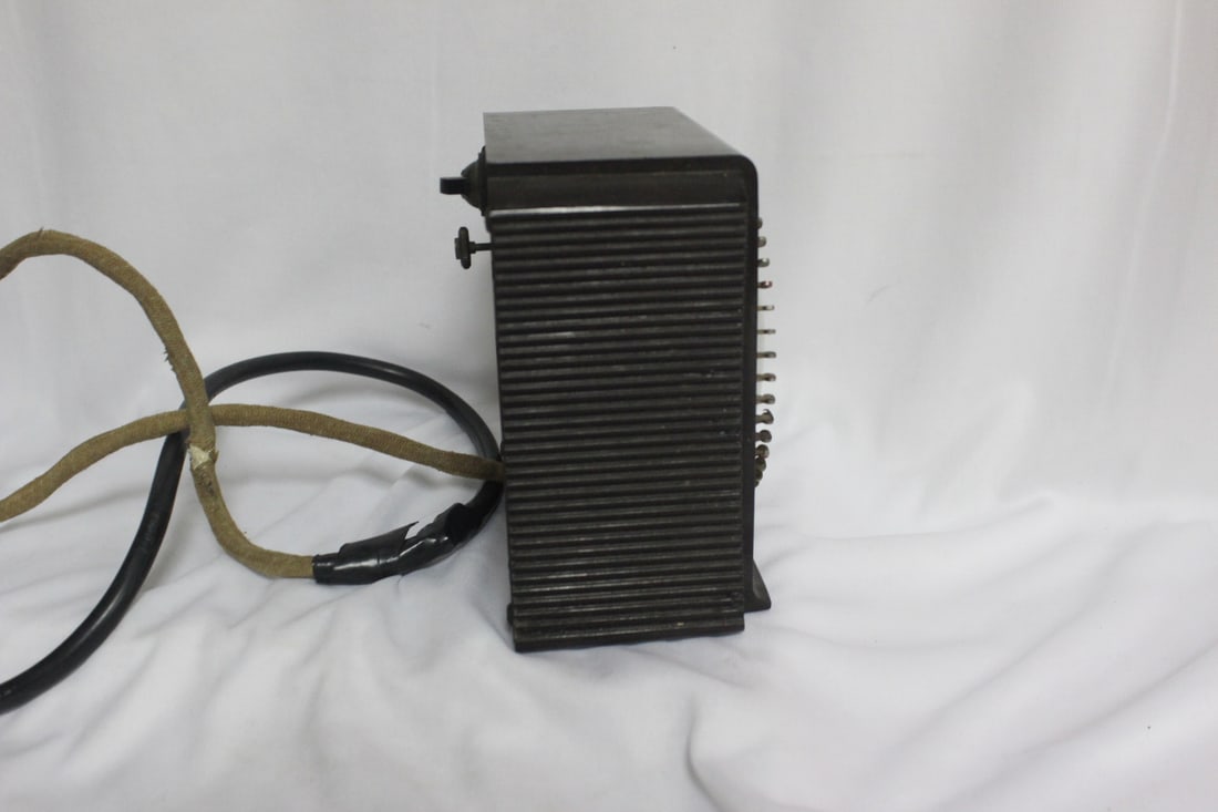 A Vintage Bakelite Clock - 5